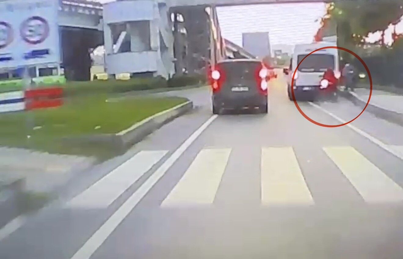 Canik'de Motosiklet Dolmuş Minibüse Arkadan Çarptı 1 Yaralı (4)