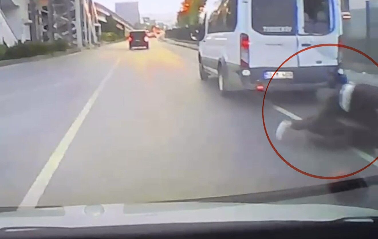 Canik'de Motosiklet Dolmuş Minibüse Arkadan Çarptı 1 Yaralı (6)