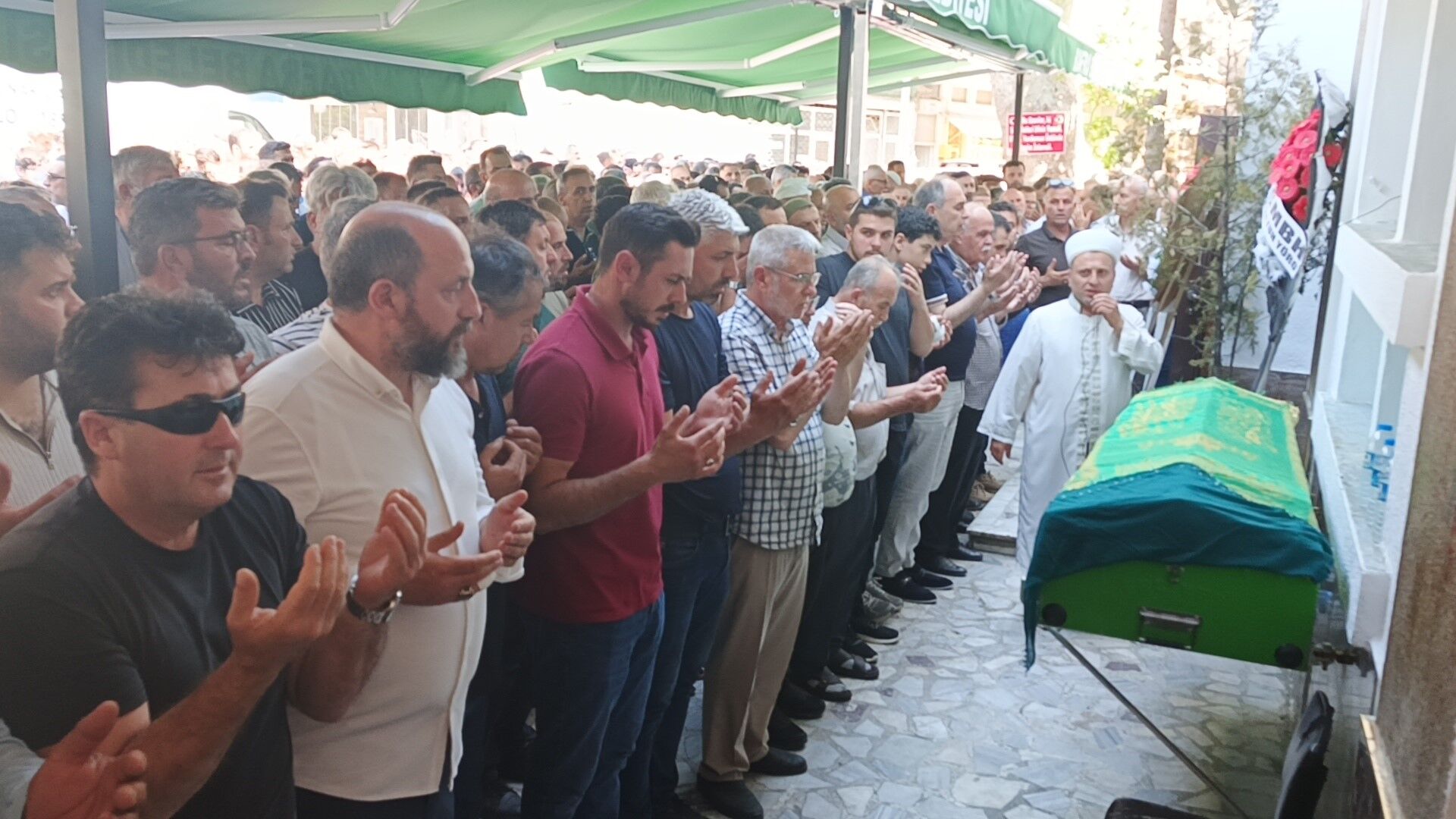 Derbent Barajı'nda Ölü Bulunan 2 Çocuk Annesi Kadın, Son Yolculuğuna Uğurlandı (2)