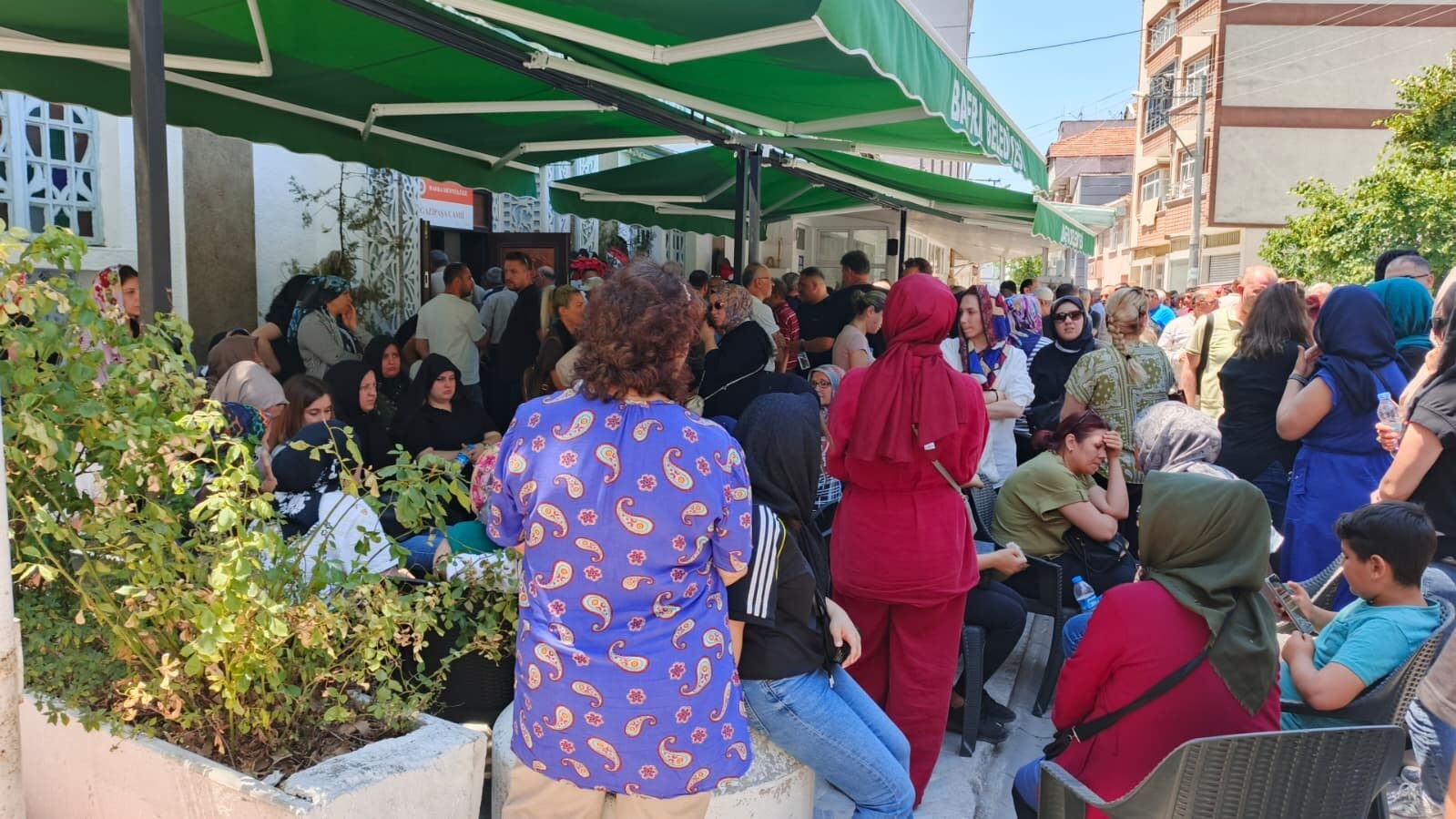 Derbent Barajı'nda Ölü Bulunan 2 Çocuk Annesi Kadın, Son Yolculuğuna Uğurlandı (5)
