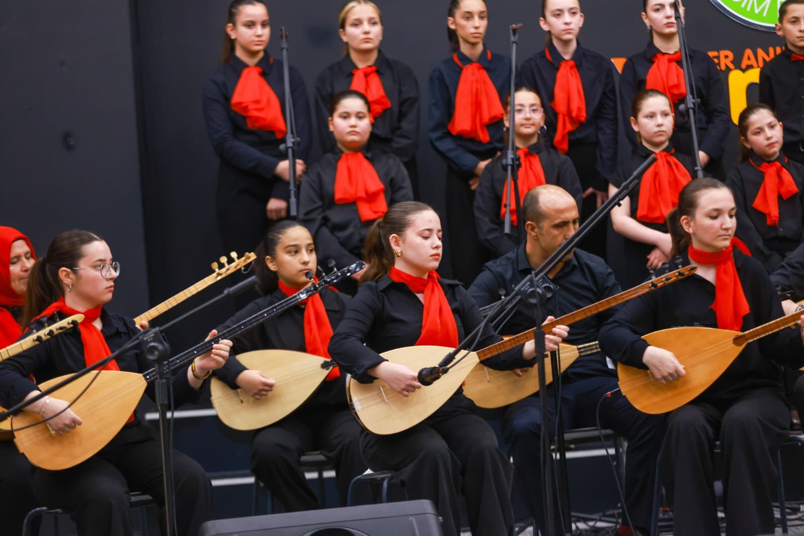 İlkadim’da Türk Halk Müzi̇ği̇ Rüzgâri Esti̇ (6)
