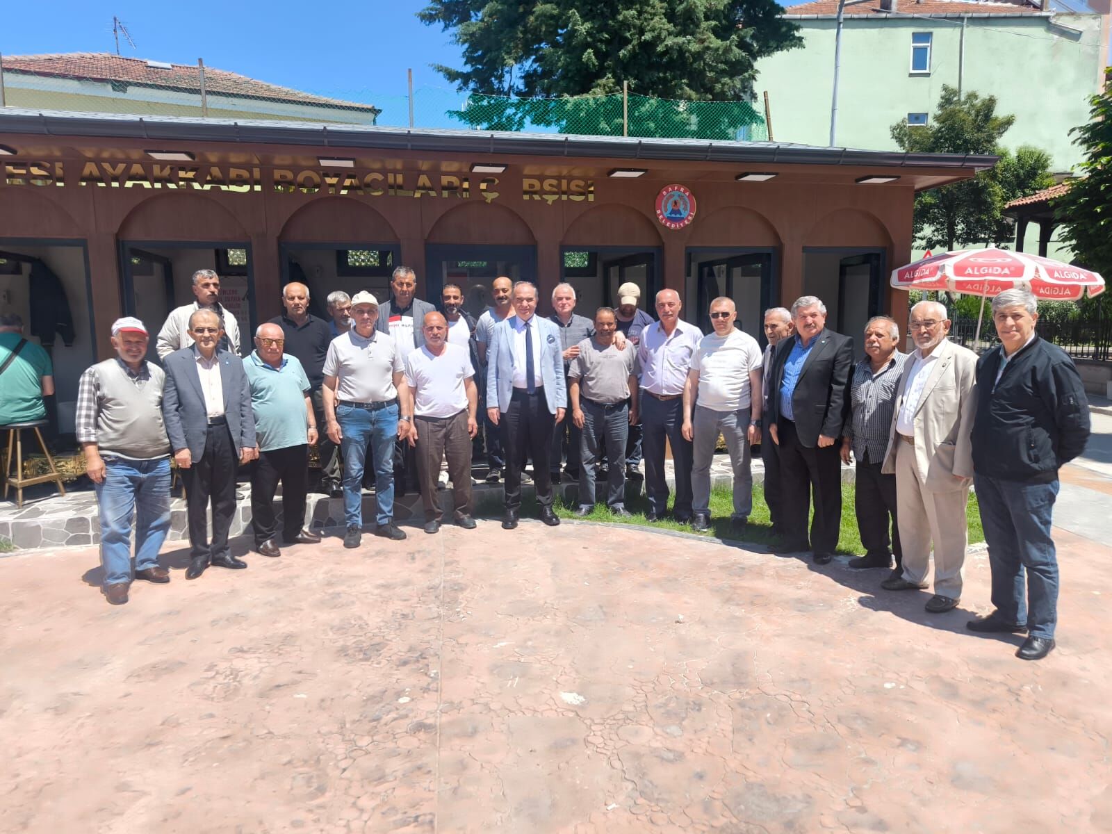 İyi̇ Parti Bafra İlçe Teşkilatı’ndan Ayakkabı Boyacılarına Hayırlı Olsun Ziyareti (2)