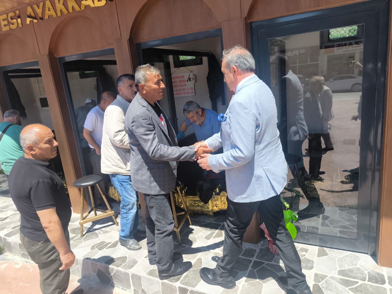 İyi̇ Parti Bafra İlçe Teşkilatı’ndan Ayakkabı Boyacılarına Hayırlı Olsun Ziyareti (3)