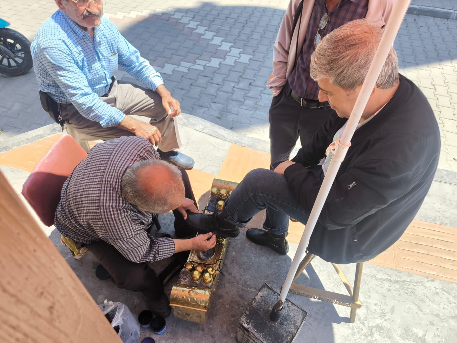 İyi̇ Parti Bafra İlçe Teşkilatı’ndan Ayakkabı Boyacılarına Hayırlı Olsun Ziyareti (5)