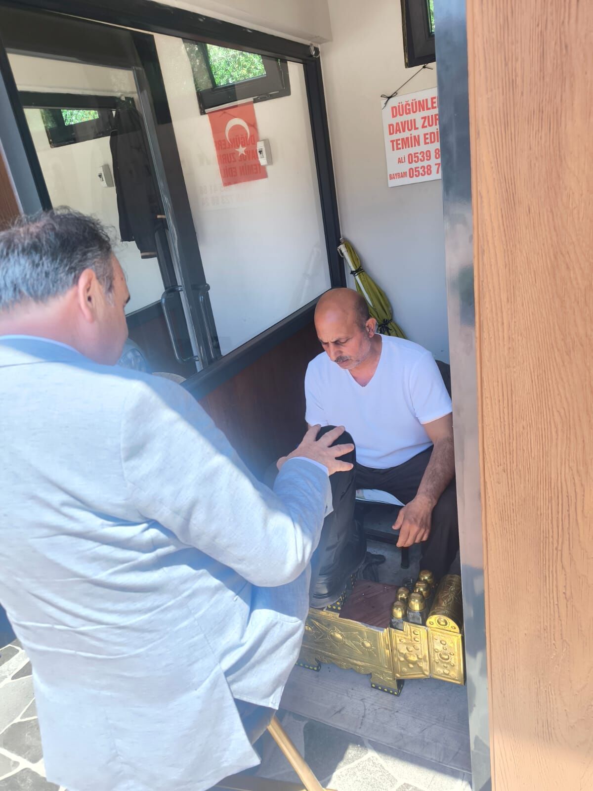 İyi̇ Parti Bafra İlçe Teşkilatı’ndan Ayakkabı Boyacılarına Hayırlı Olsun Ziyareti (7)