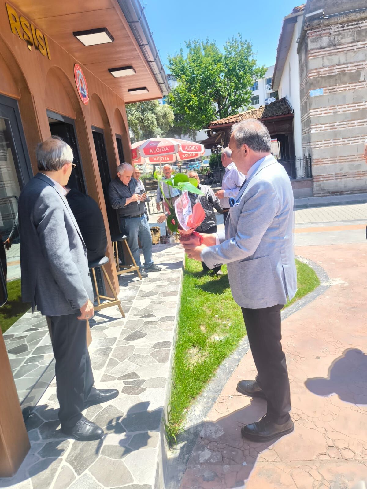 İyi̇ Parti Bafra İlçe Teşkilatı’ndan Ayakkabı Boyacılarına Hayırlı Olsun Ziyareti (8)