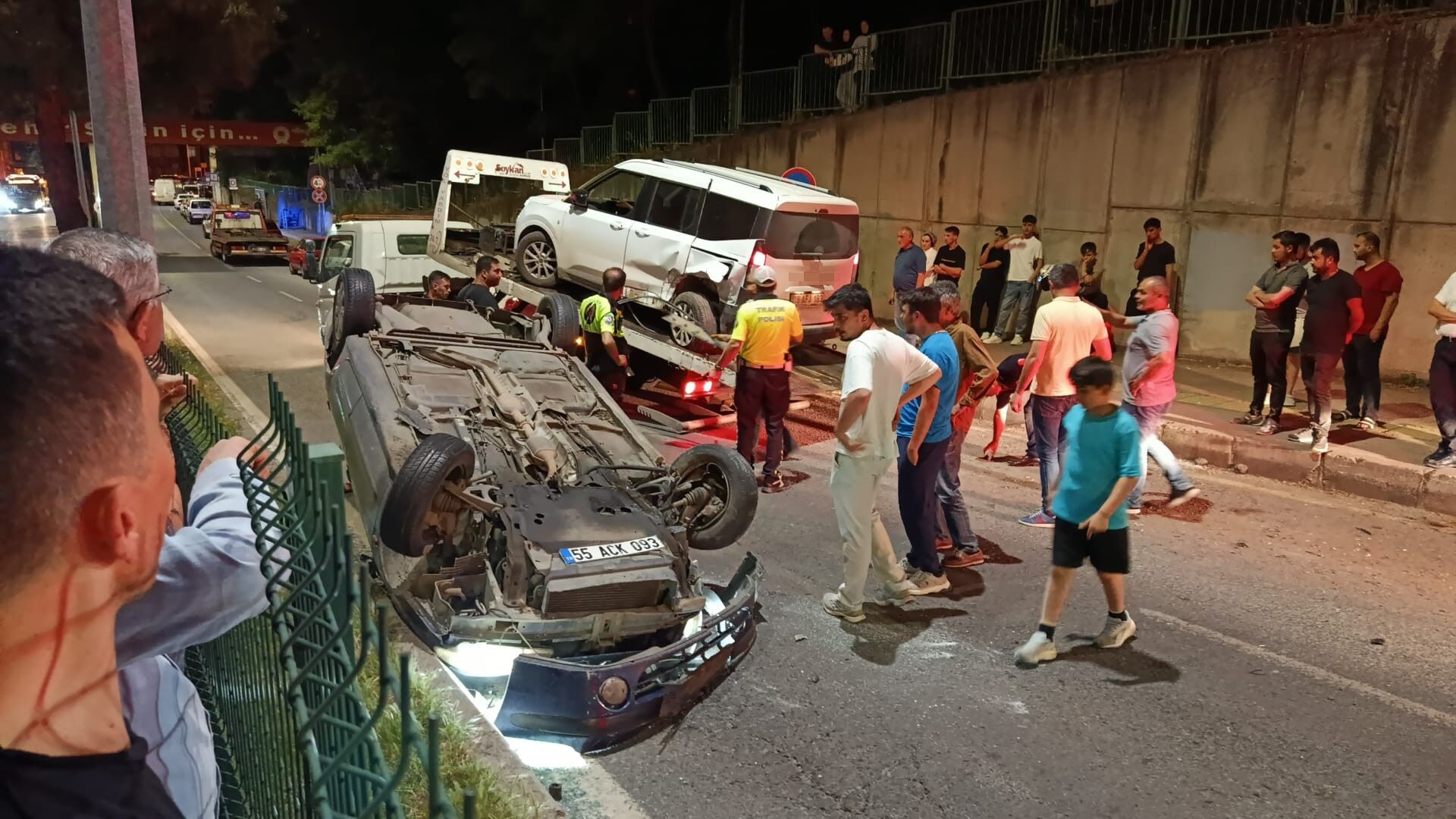 Kontrolden Çıkan Otomobil Park Halindeki Araçlara Çarpıp Takla Attı (1)
