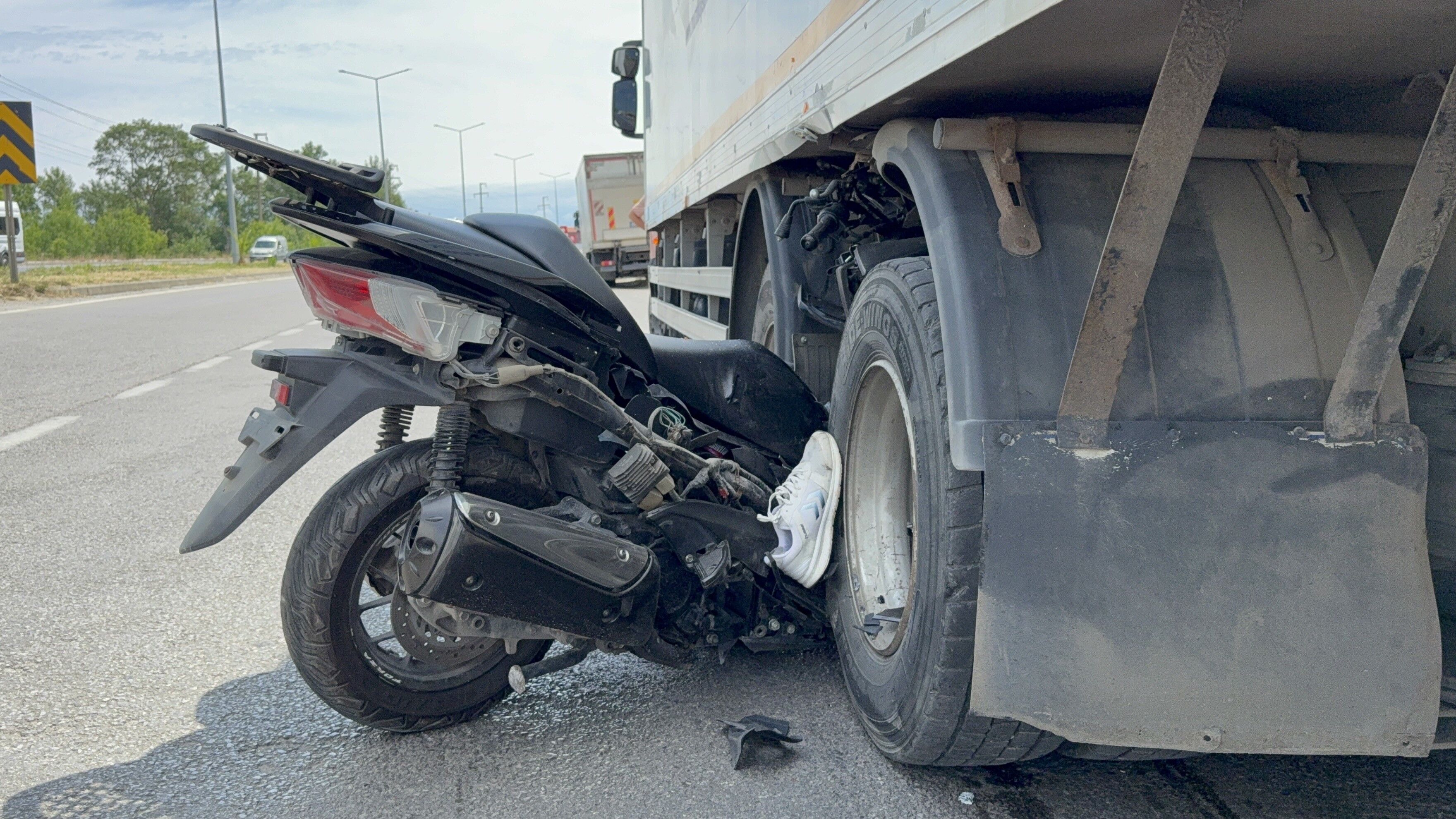 Motosiklet Kamyonun Tekerleri Arasına Ok Gibi Saplandı Emekli Komiser Yardımcısı Hayatını Kaybetti (2)