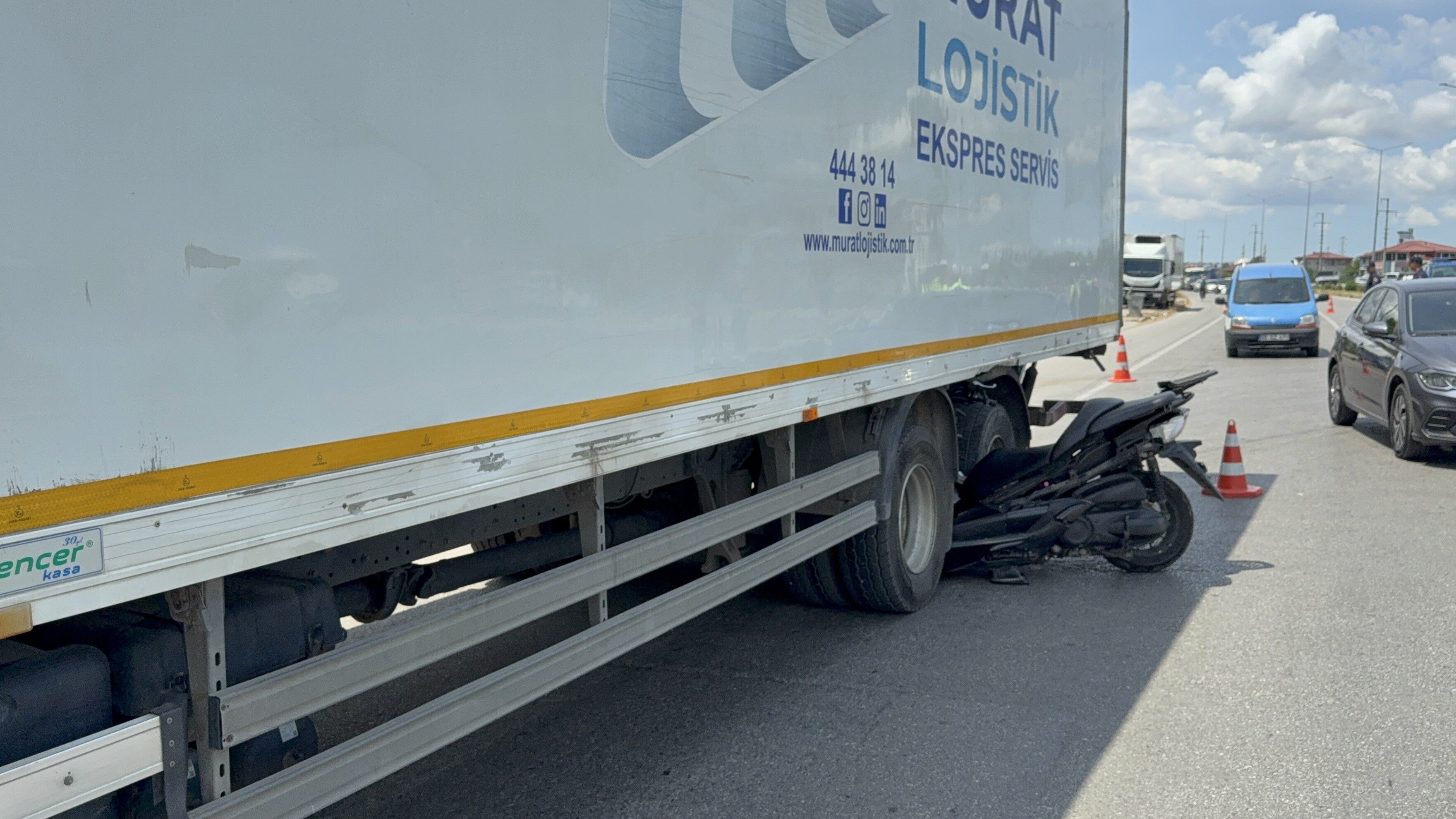 Motosiklet Kamyonun Tekerleri Arasına Ok Gibi Saplandı Emekli Komiser Yardımcısı Hayatını Kaybetti (3)
