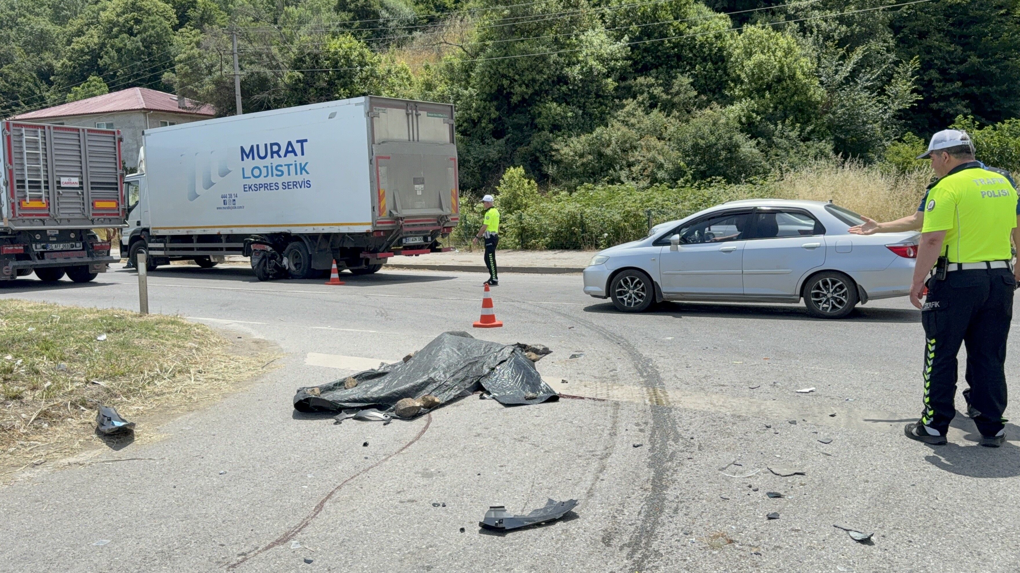 Motosiklet Kamyonun Tekerleri Arasına Ok Gibi Saplandı Emekli Komiser Yardımcısı Hayatını Kaybetti (4)