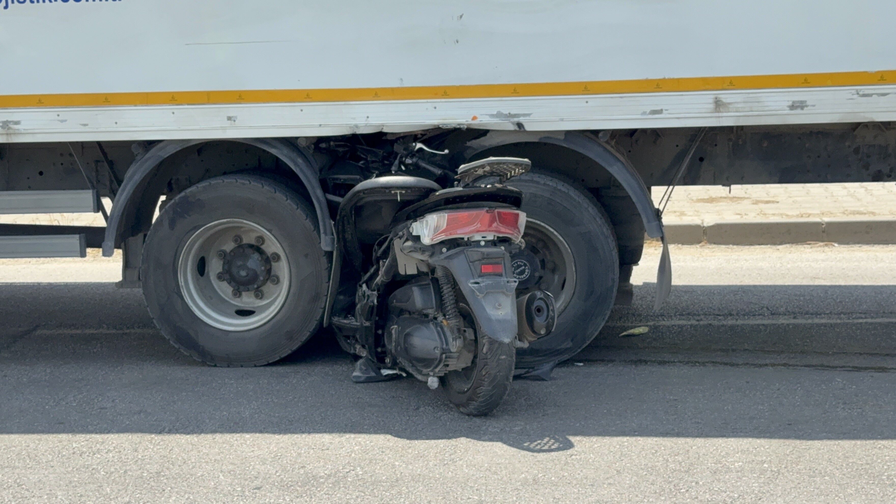 Motosiklet Kamyonun Tekerleri Arasına Ok Gibi Saplandı Emekli Komiser Yardımcısı Hayatını Kaybetti (5)