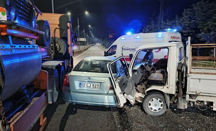 Ordu'da Kamyonet Ile Otomobil Çarpıştı 1 Ölü, 1 Yaralı (1)