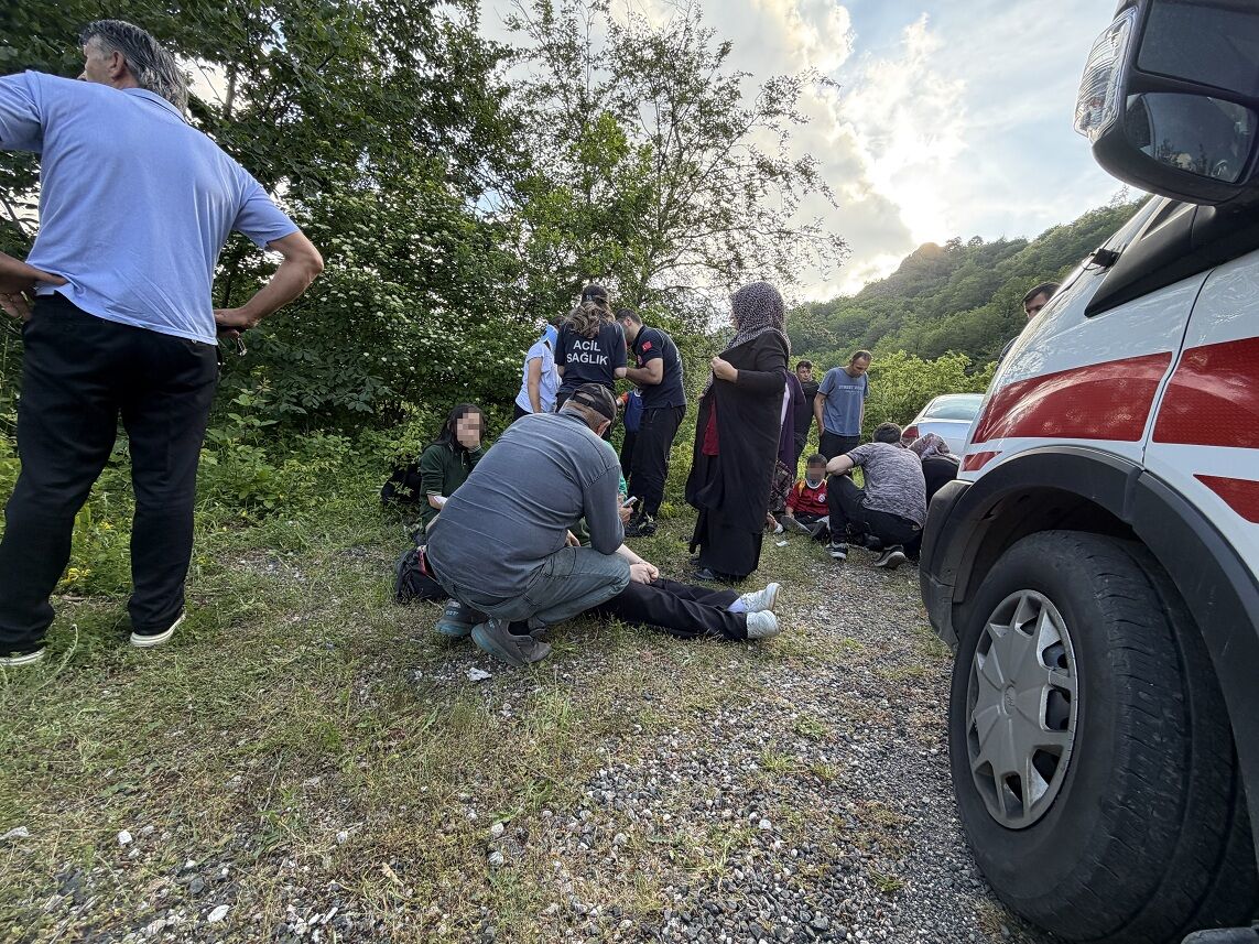 Ordu'da Yolcu Minibüsü Uçuruma Yuvarlandı 9 Yaralı (2)