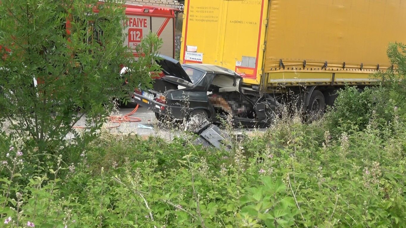 Park Halindeki Tıra Çarpan Otomobilde 2 Kişi Hayatını Kaybetti (1)