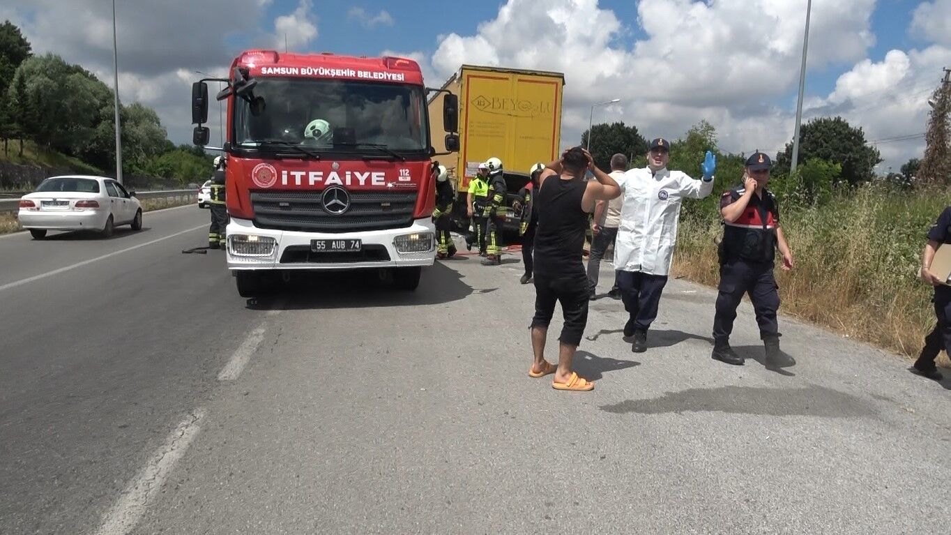 Park Halindeki Tıra Çarpan Otomobilde 2 Kişi Hayatını Kaybetti (2)