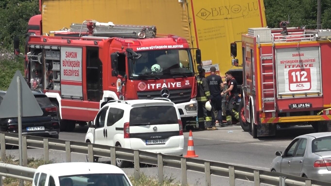 Park Halindeki Tıra Çarpan Otomobilde 2 Kişi Hayatını Kaybetti (3)