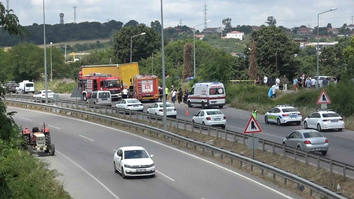 Park Halindeki Tıra Çarpan Otomobilde 2 Kişi Hayatını Kaybetti (4)