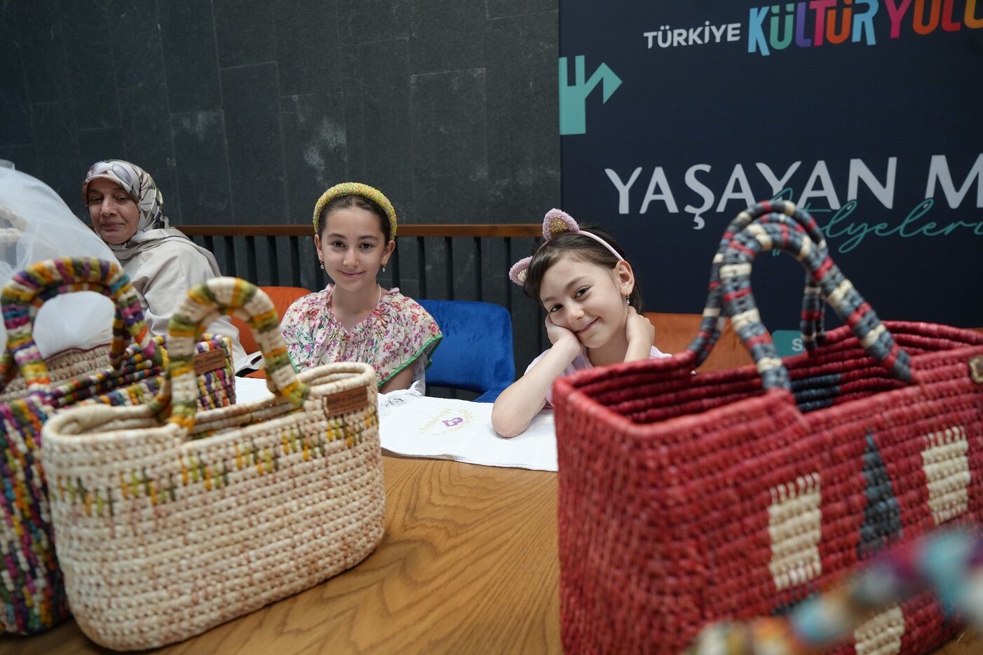 Taşıma Işini Poşete Kaptıran Zembil, Şimdi Kadınların Elinde Aksesuara Dönüşüyor (5)