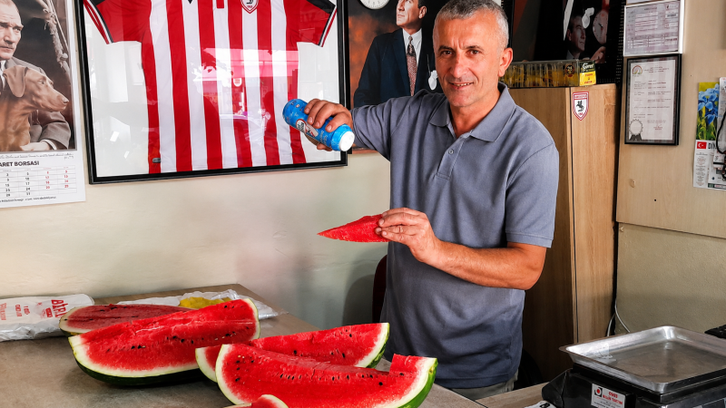 20 Yıllık Manav Ramazan Güngör'den Vatandaşlara Tavsiye,Karpuzu Bir Tutam Tuzla Tüketin1