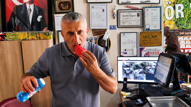 20 Yıllık Manav Ramazan Güngör'den Vatandaşlara Tavsiye,Karpuzu Bir Tutam Tuzla Tüketin2