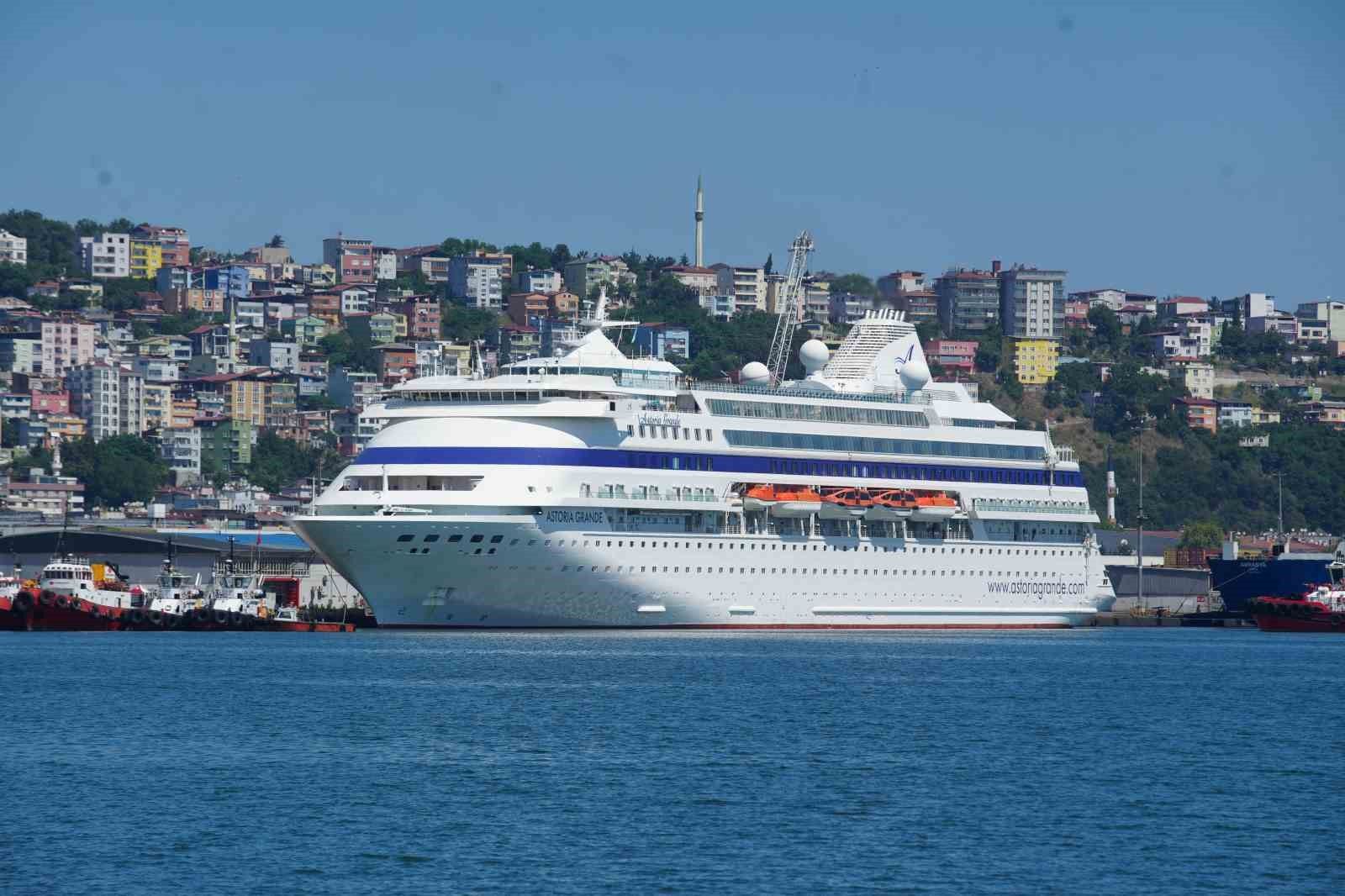 'Astoria Grande'  Samsun Limanı'na demirledi