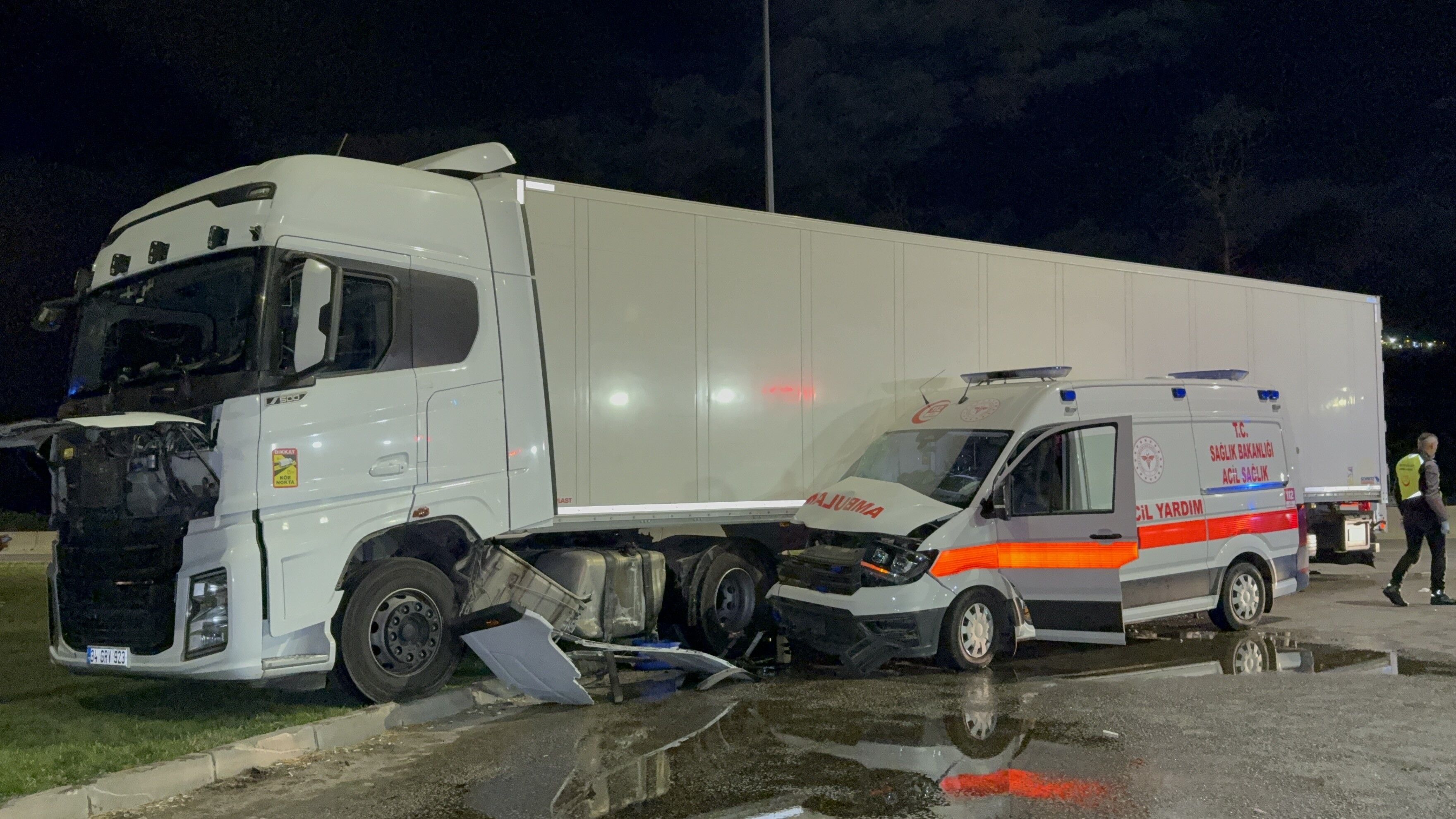 Ambulans Ile Tır Çarpıştı2