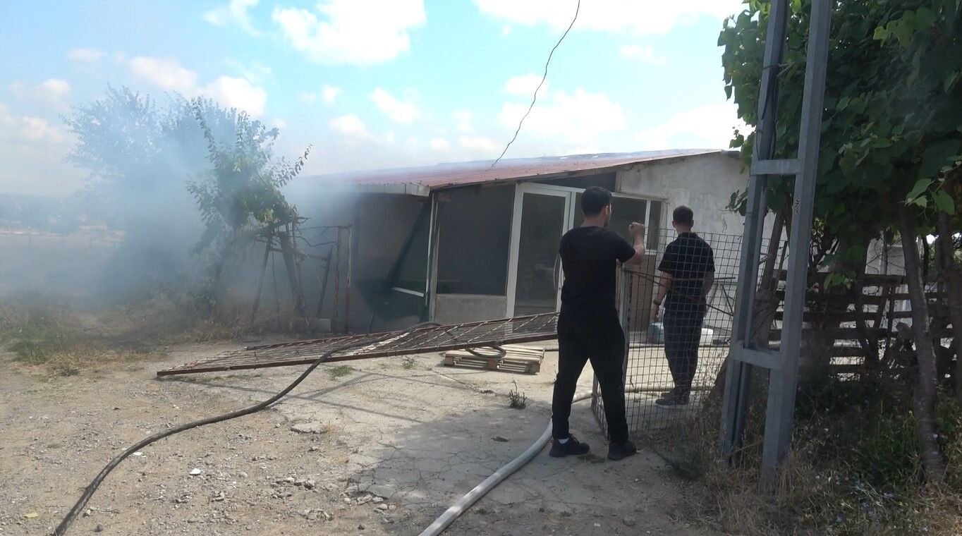 Bafra'da Bağ Evi Alevlere Teslim Oldu 1 Büyükbaş Hayvan Telef Oldu (3)