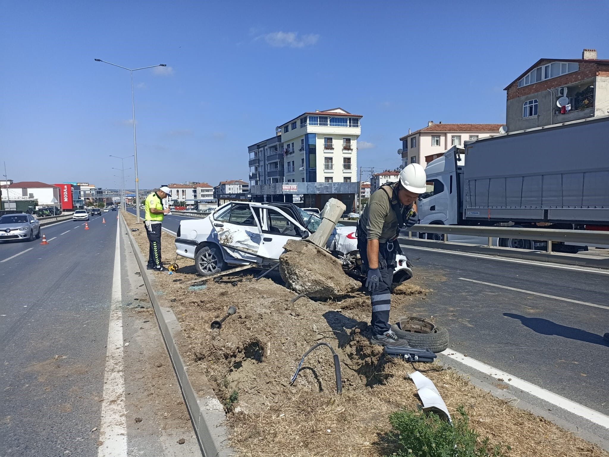 Bafra'da Otomobil Aydınlatma Direğine Çarptı, Sürücü Yaralandı1