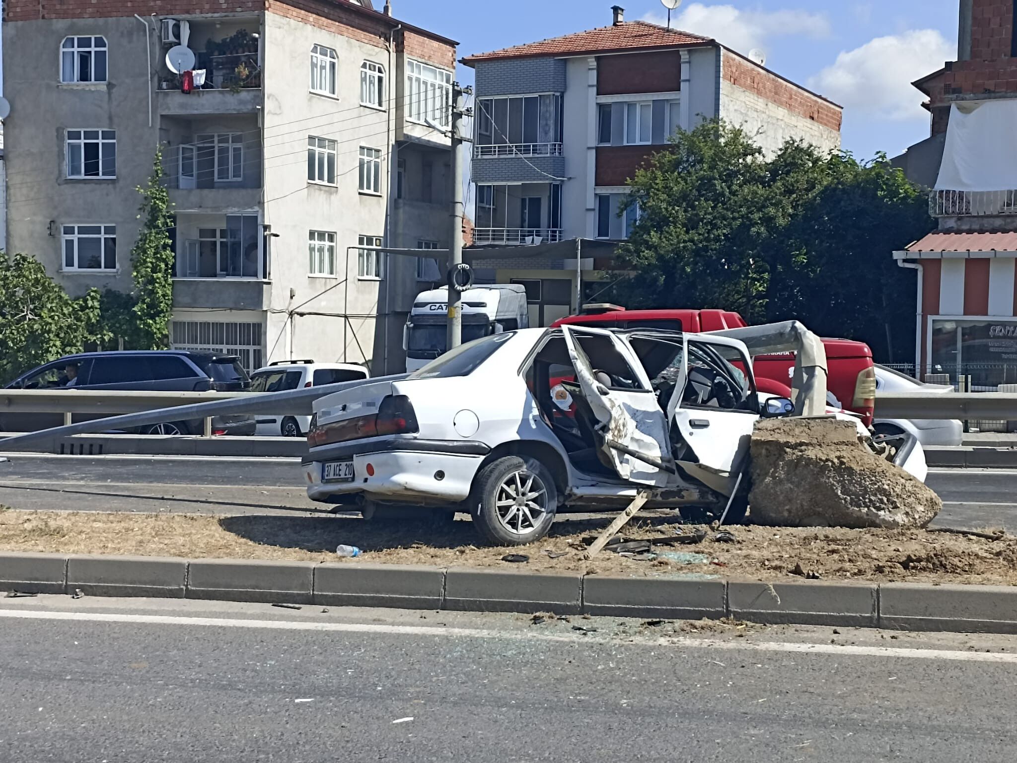 Bafra'da Otomobil Aydınlatma Direğine Çarptı, Sürücü Yaralandı2