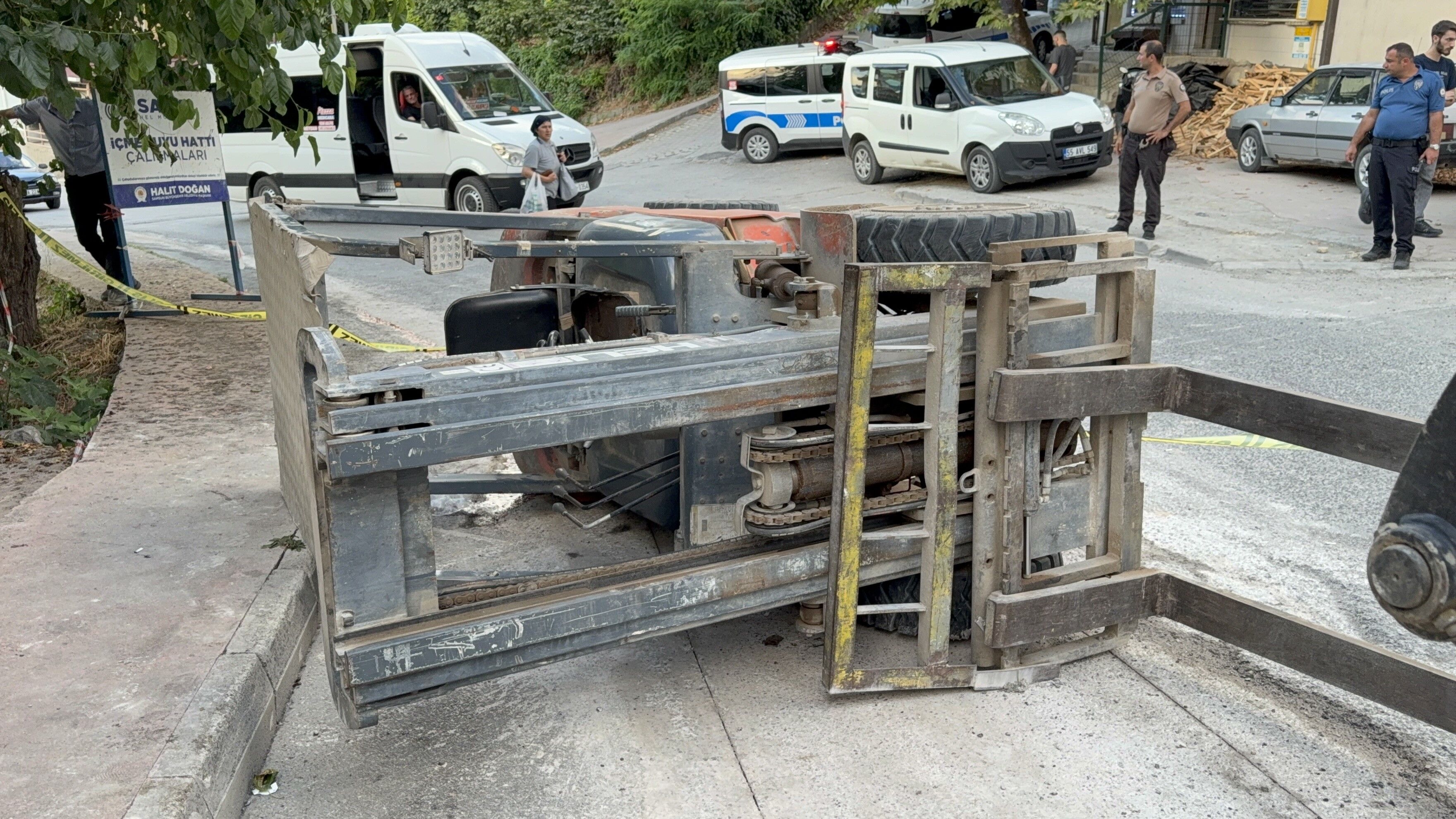 Forklift Rampa Aşağı Inerken Devrildi