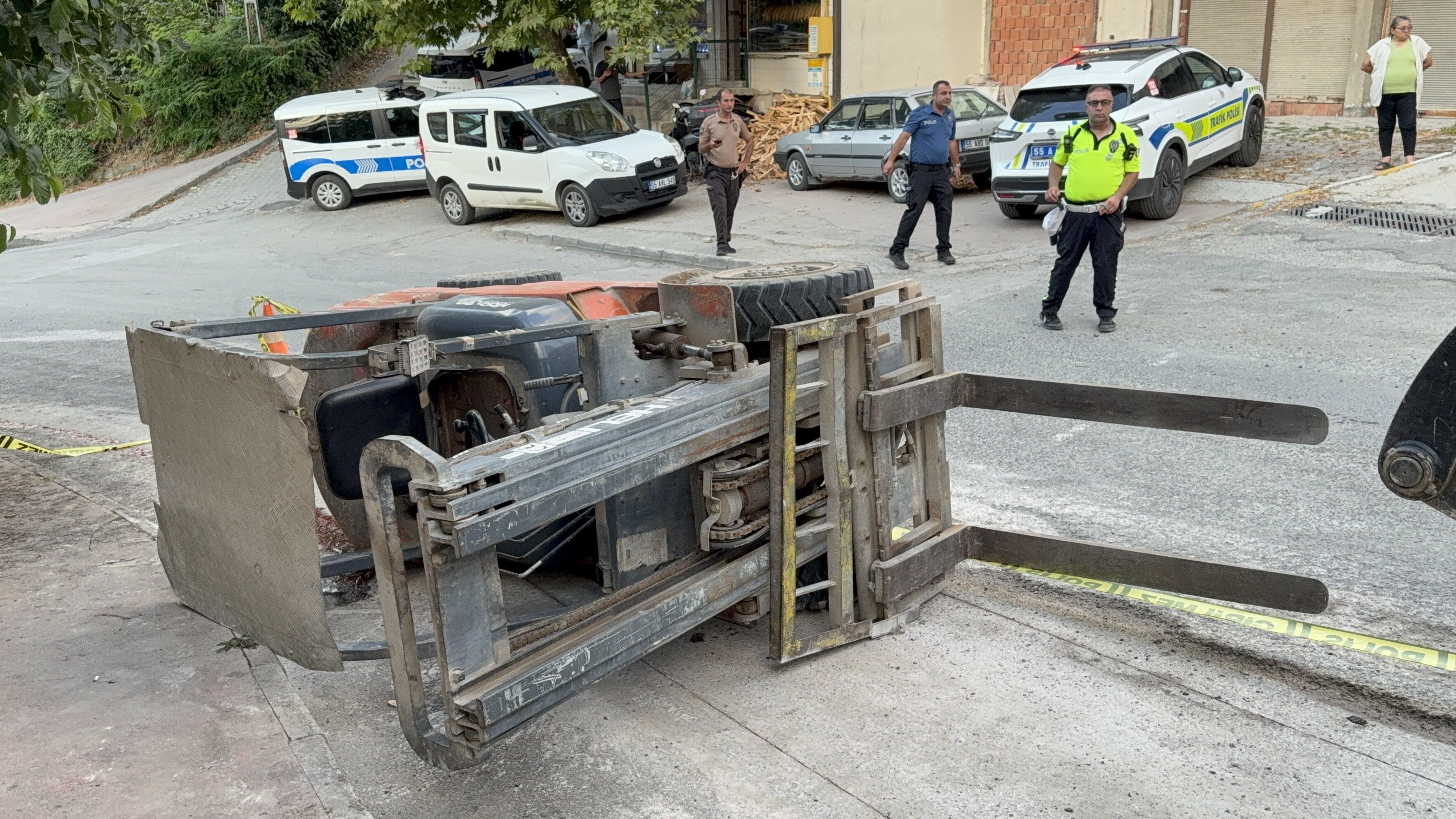 Forklift Rampa Aşağı Inerken Devrildi1