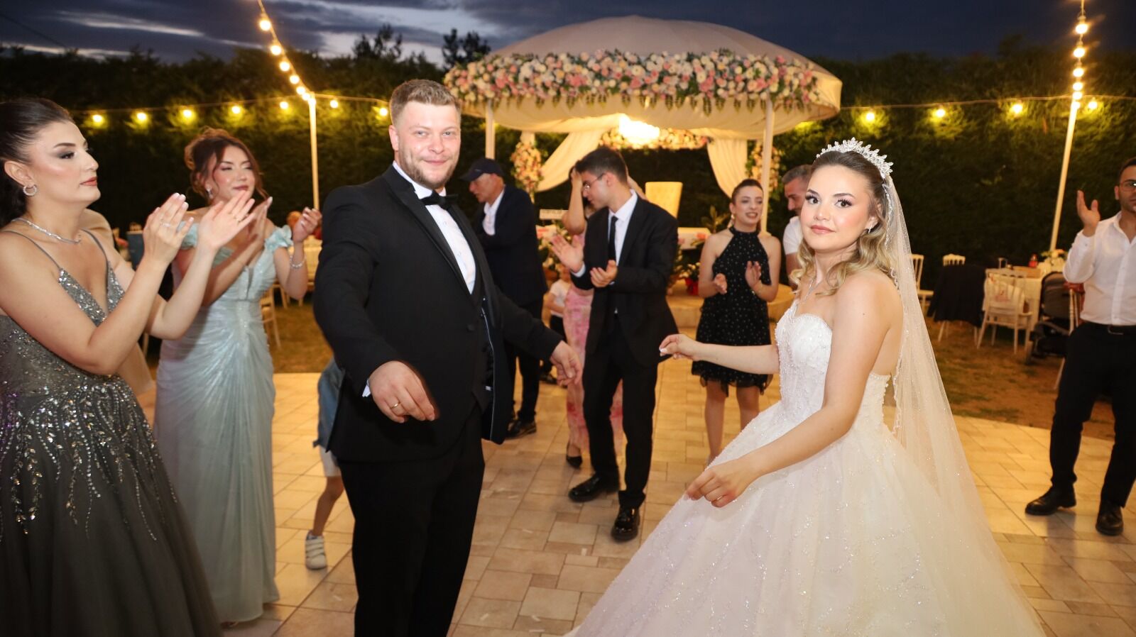 Gizem Ve Berkay Aşklarını Bir Ömürlük İmzayla Taçlandırdılar (12)