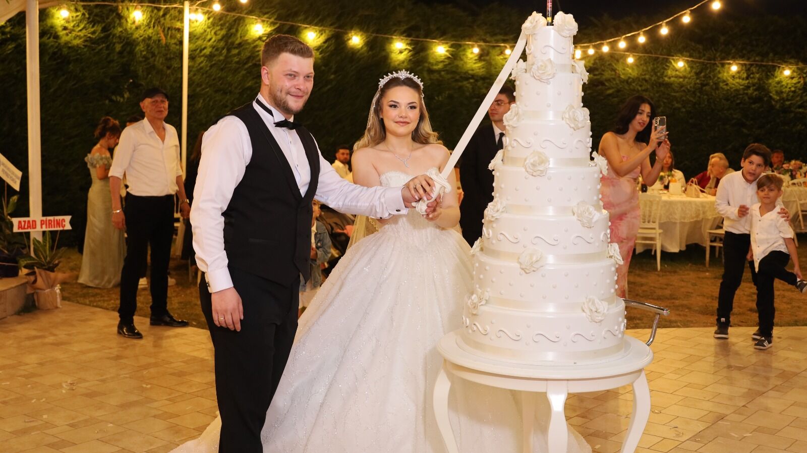 Gizem Ve Berkay Aşklarını Bir Ömürlük İmzayla Taçlandırdılar (13)