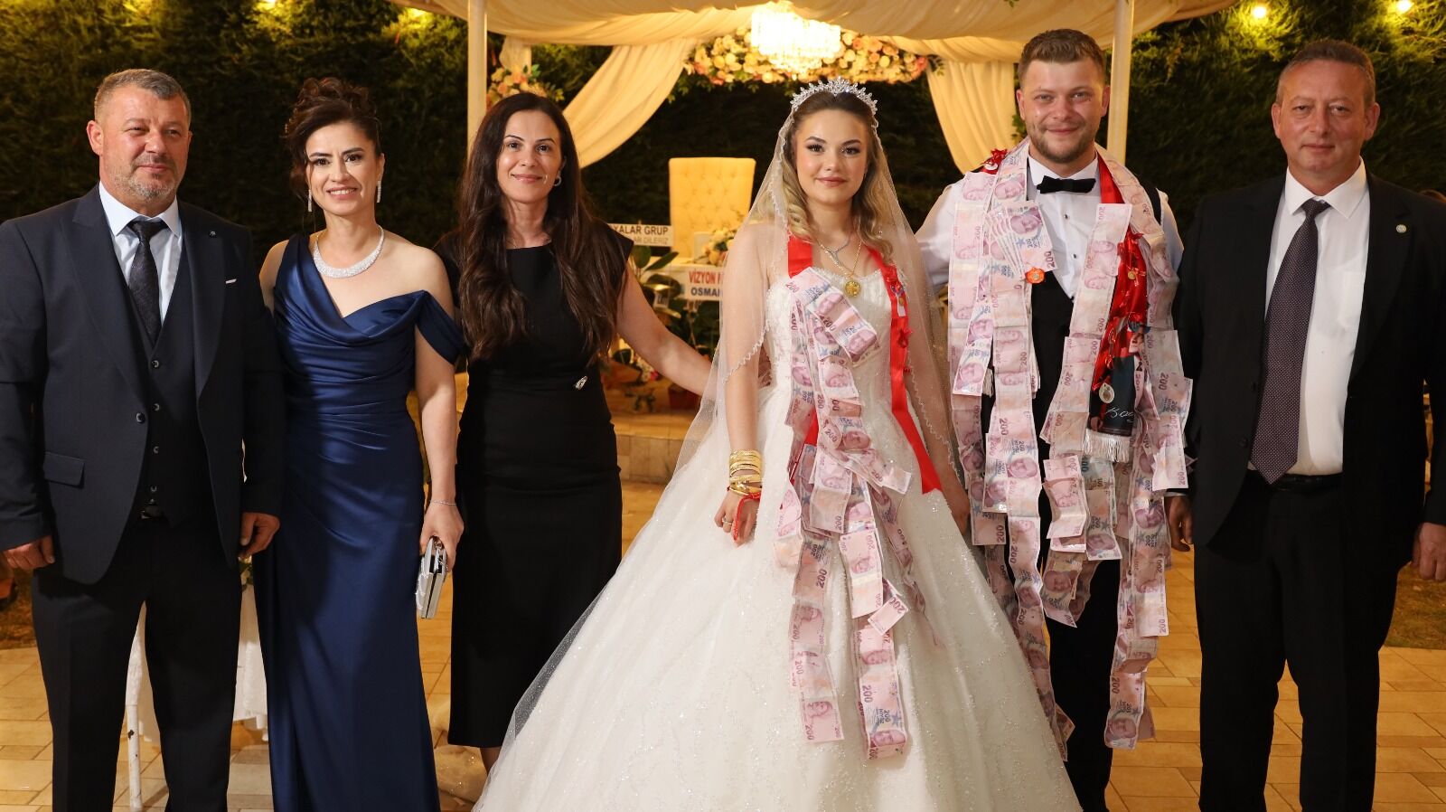 Gizem Ve Berkay Aşklarını Bir Ömürlük İmzayla Taçlandırdılar (18)