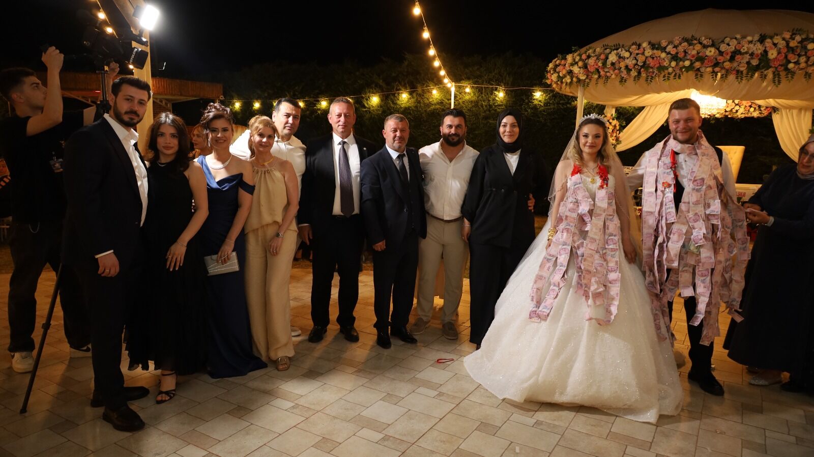 Gizem Ve Berkay Aşklarını Bir Ömürlük İmzayla Taçlandırdılar (20)