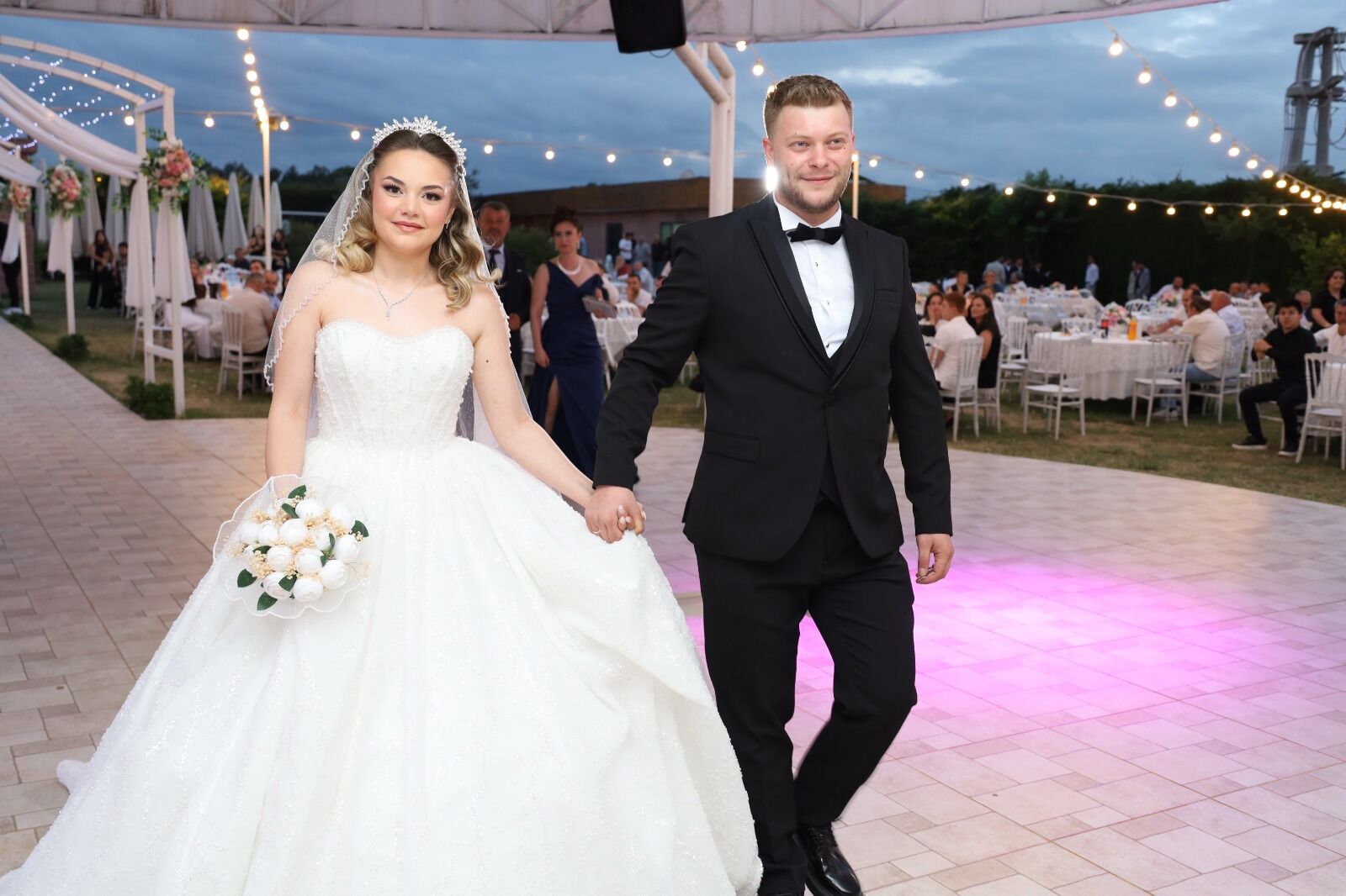 Gizem Ve Berkay Aşklarını Bir Ömürlük İmzayla Taçlandırdılar (7)