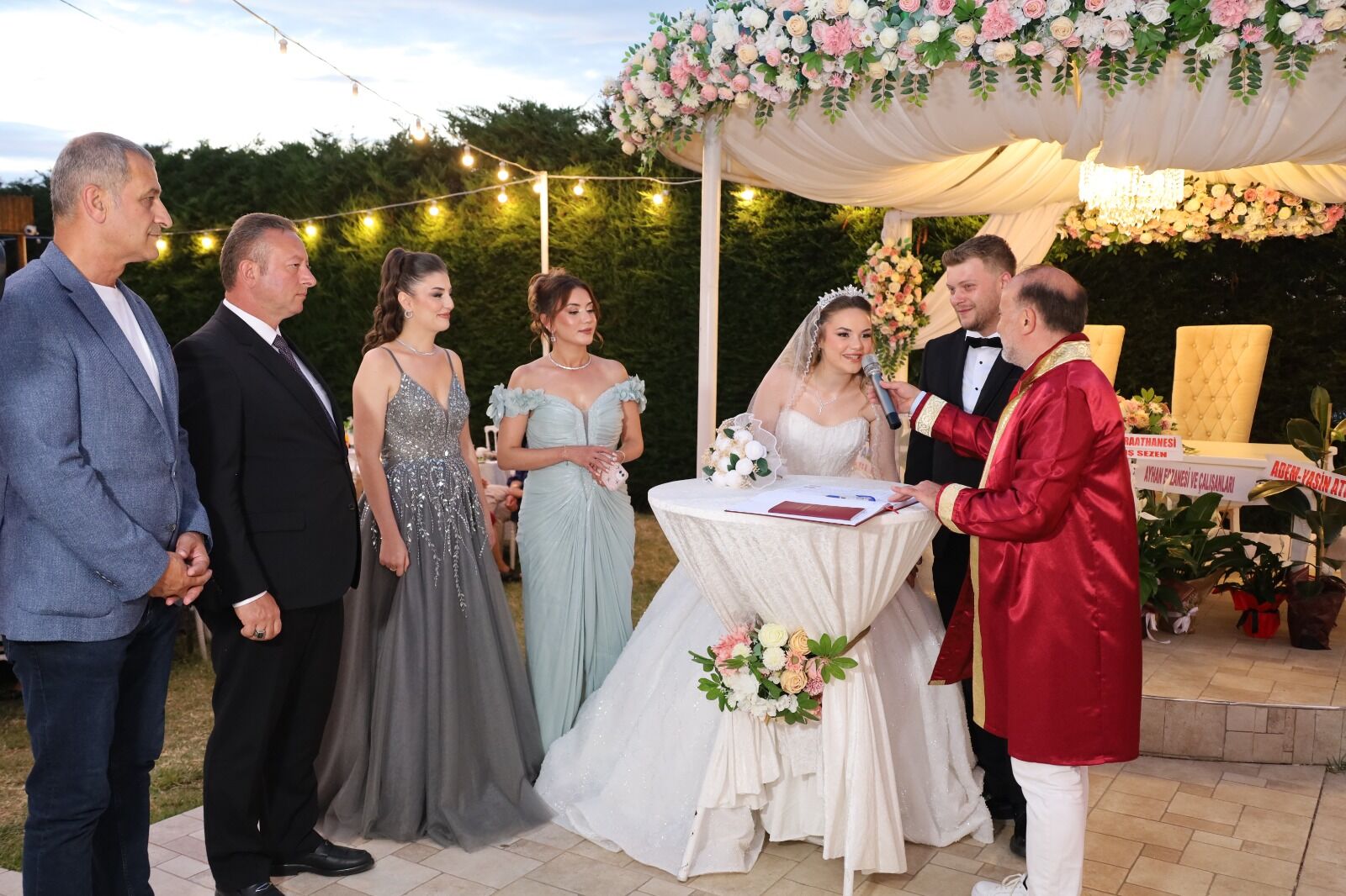 Gizem Ve Berkay Aşklarını Bir Ömürlük İmzayla Taçlandırdılar (8)