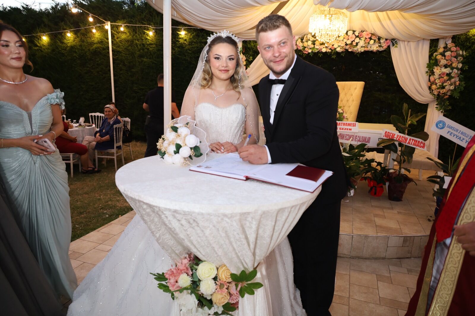 Gizem Ve Berkay Aşklarını Bir Ömürlük İmzayla Taçlandırdılar (9)