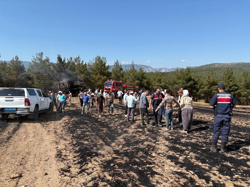 Samsun'da Biçerdöverden Çıkan Yangın 150 Dönüm Ekili Alanı Küle Çevirdi (1)