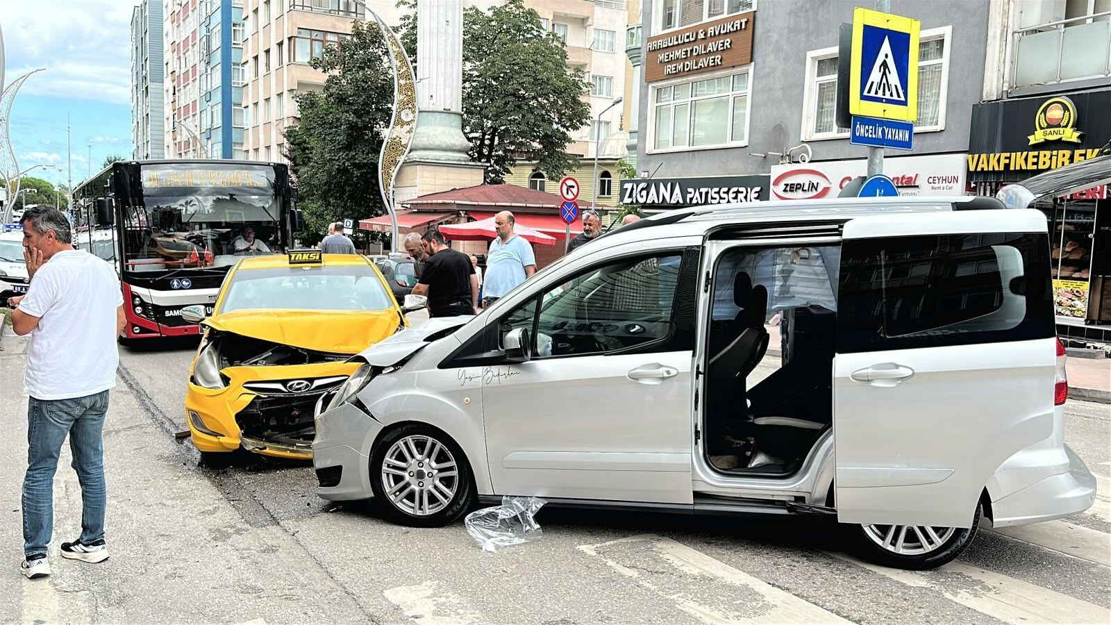 Samsun'da Hafif Ticari Araç Ile Ticari Taksi Kafa Kafaya Çarpıştı (1)