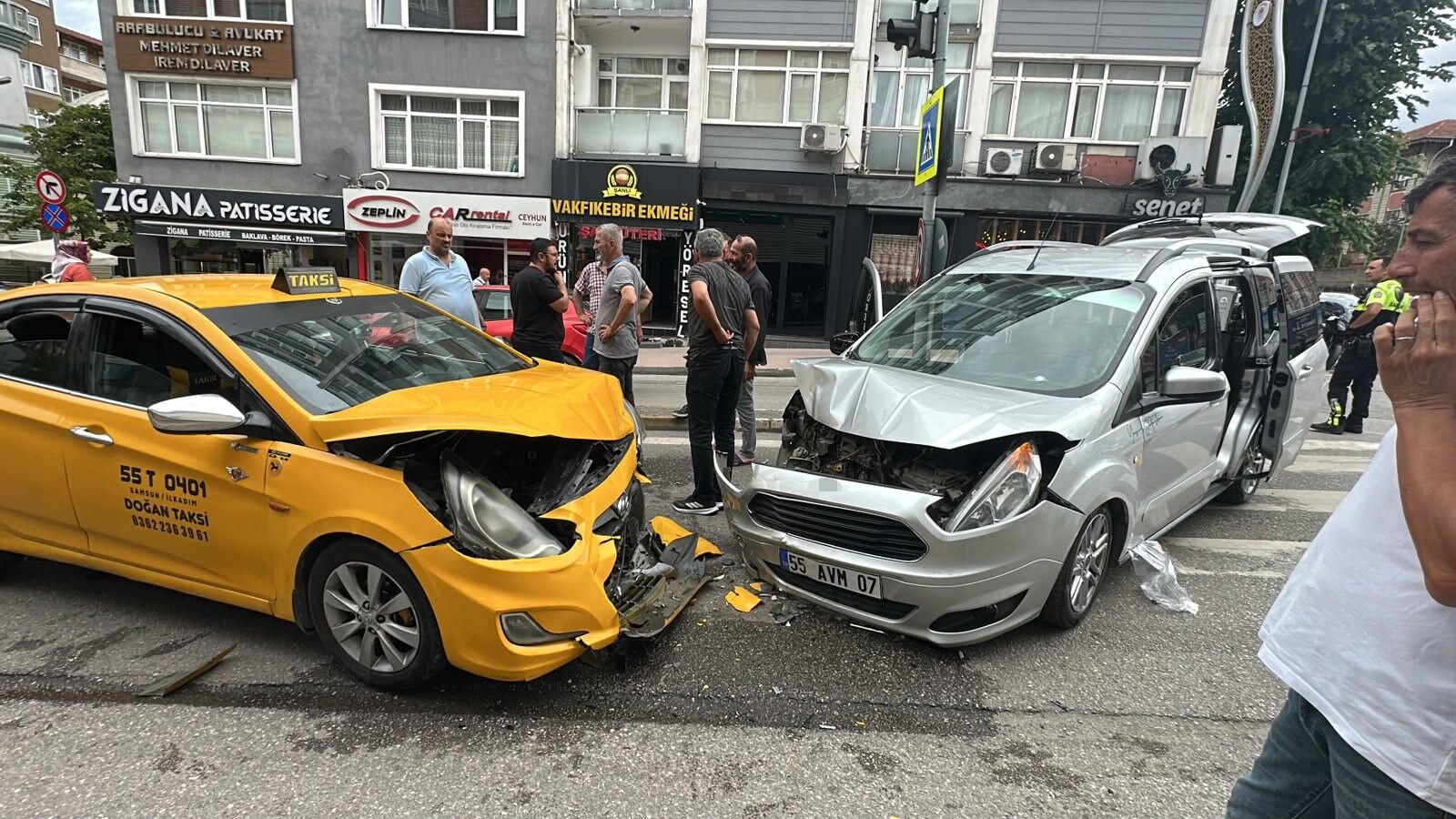 Samsun'da Hafif Ticari Araç Ile Ticari Taksi Kafa Kafaya Çarpıştı (2)