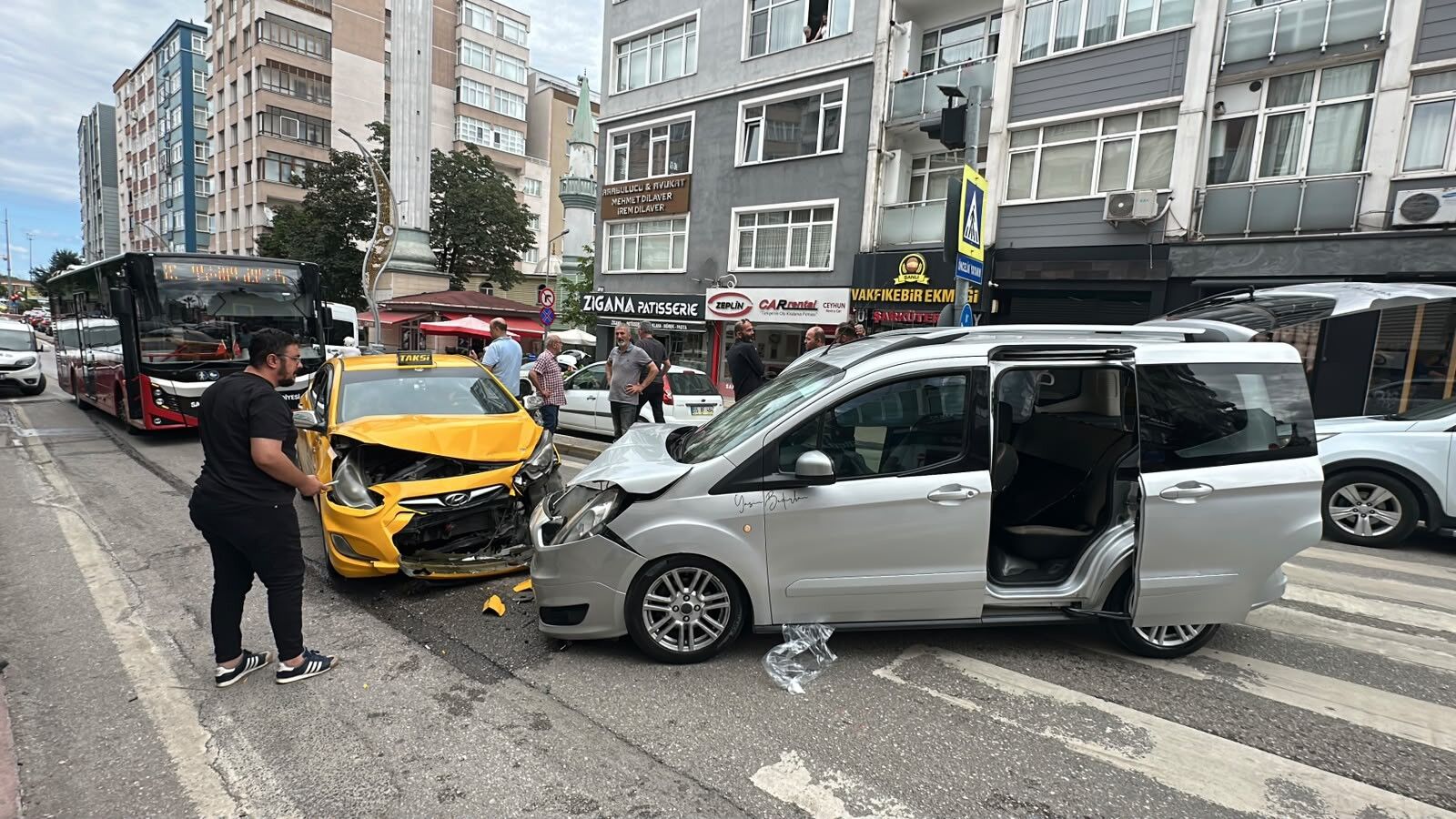 Samsun'da Hafif Ticari Araç Ile Ticari Taksi Kafa Kafaya Çarpıştı (4)