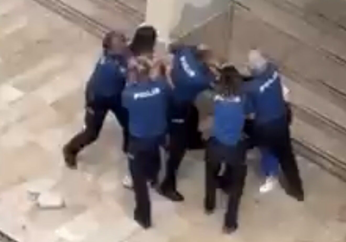 Samsun'da Polisin Önünde Kadın Kavgası (1)
