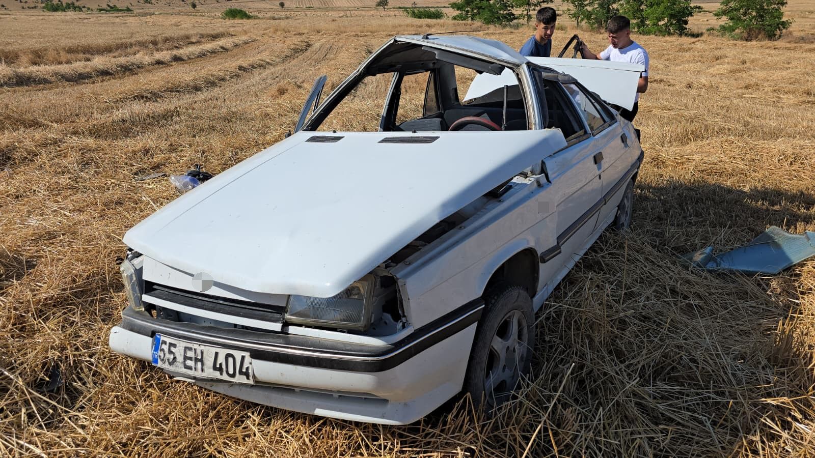 Vezirköprü'de Otomobil Tarlaya Uçtu1
