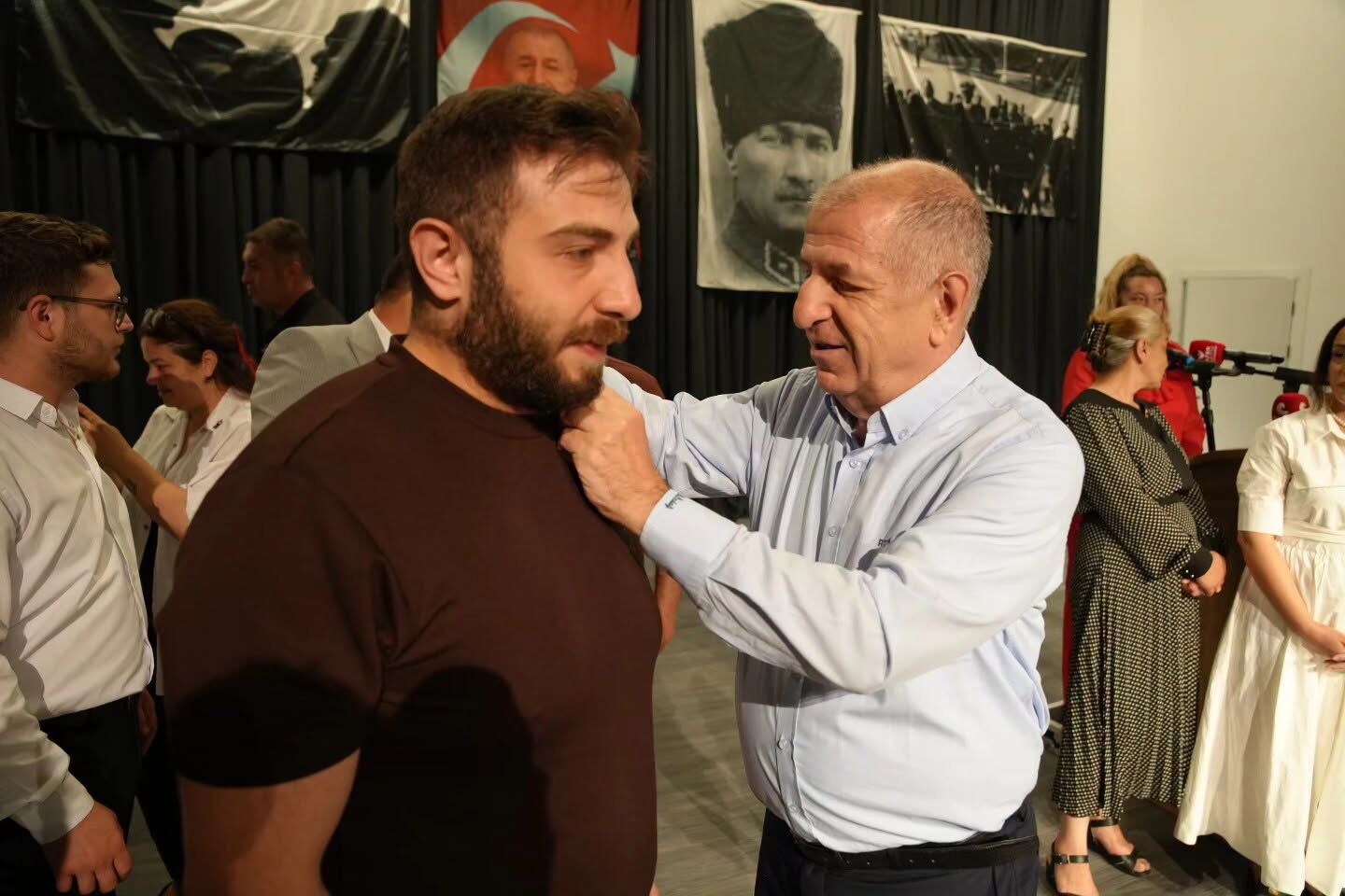 Zafer Partisi Bafra İlçe Başkanlığı'nda Yeni Katılan Üyelere Rozetleri Takıldı (1)