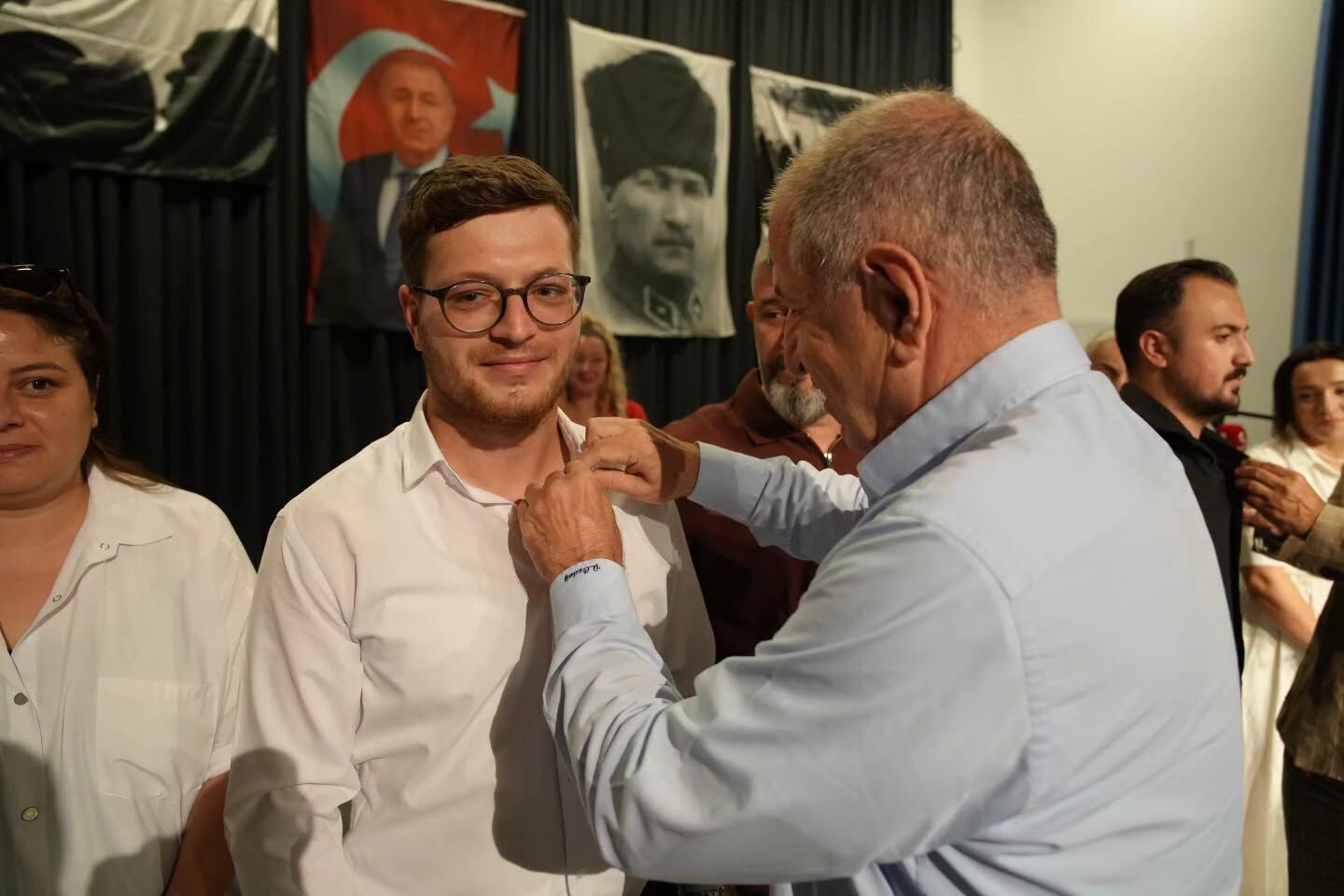 Zafer Partisi Bafra İlçe Başkanlığı'nda Yeni Katılan Üyelere Rozetleri Takıldı (3)