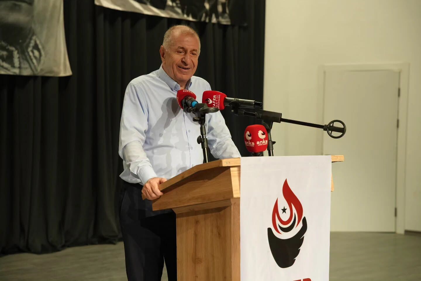 Zafer Partisi Bafra İlçe Başkanlığı'nda Yeni Katılan Üyelere Rozetleri Takıldı (4)