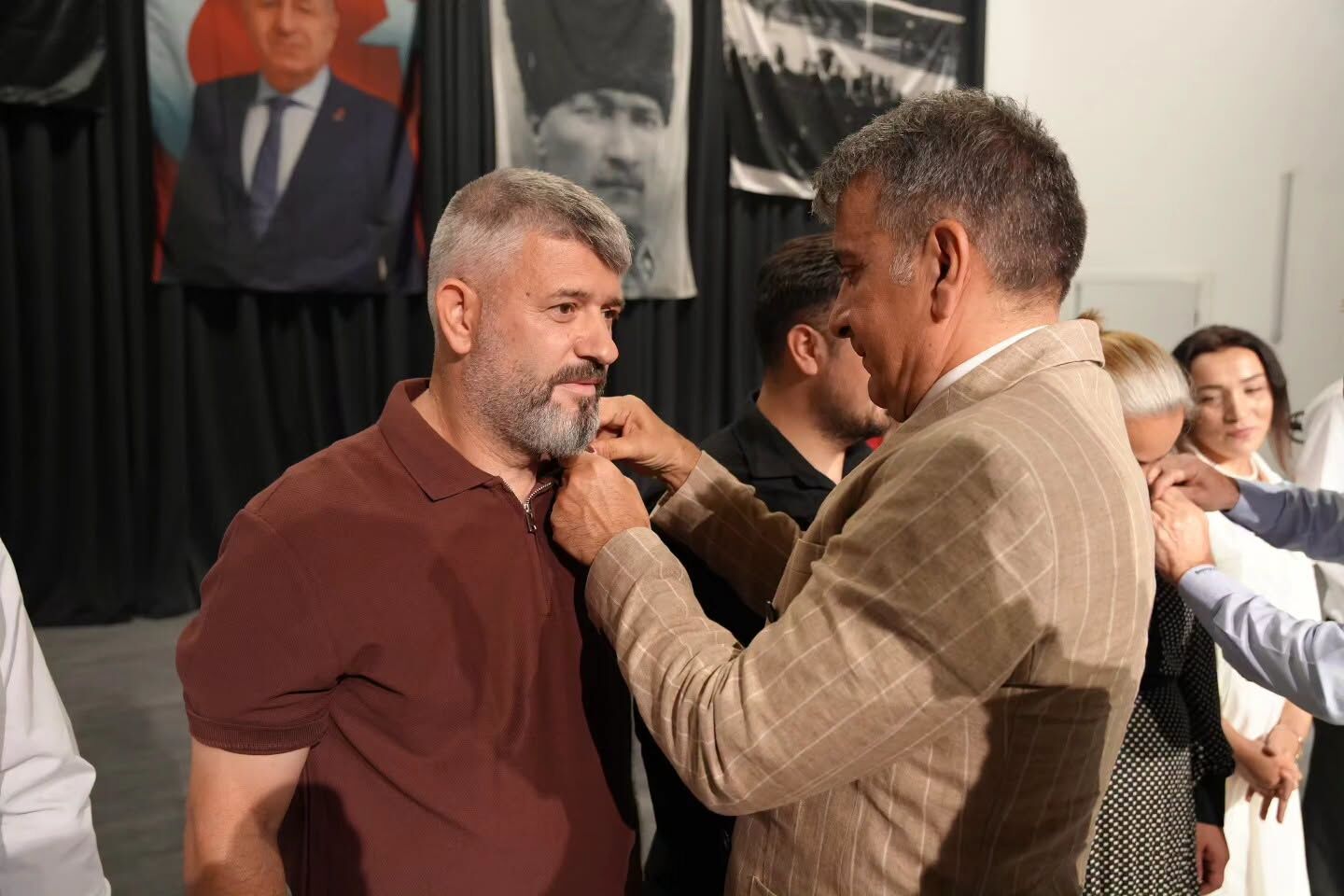 Zafer Partisi Bafra İlçe Başkanlığı'nda Yeni Katılan Üyelere Rozetleri Takıldı (6)