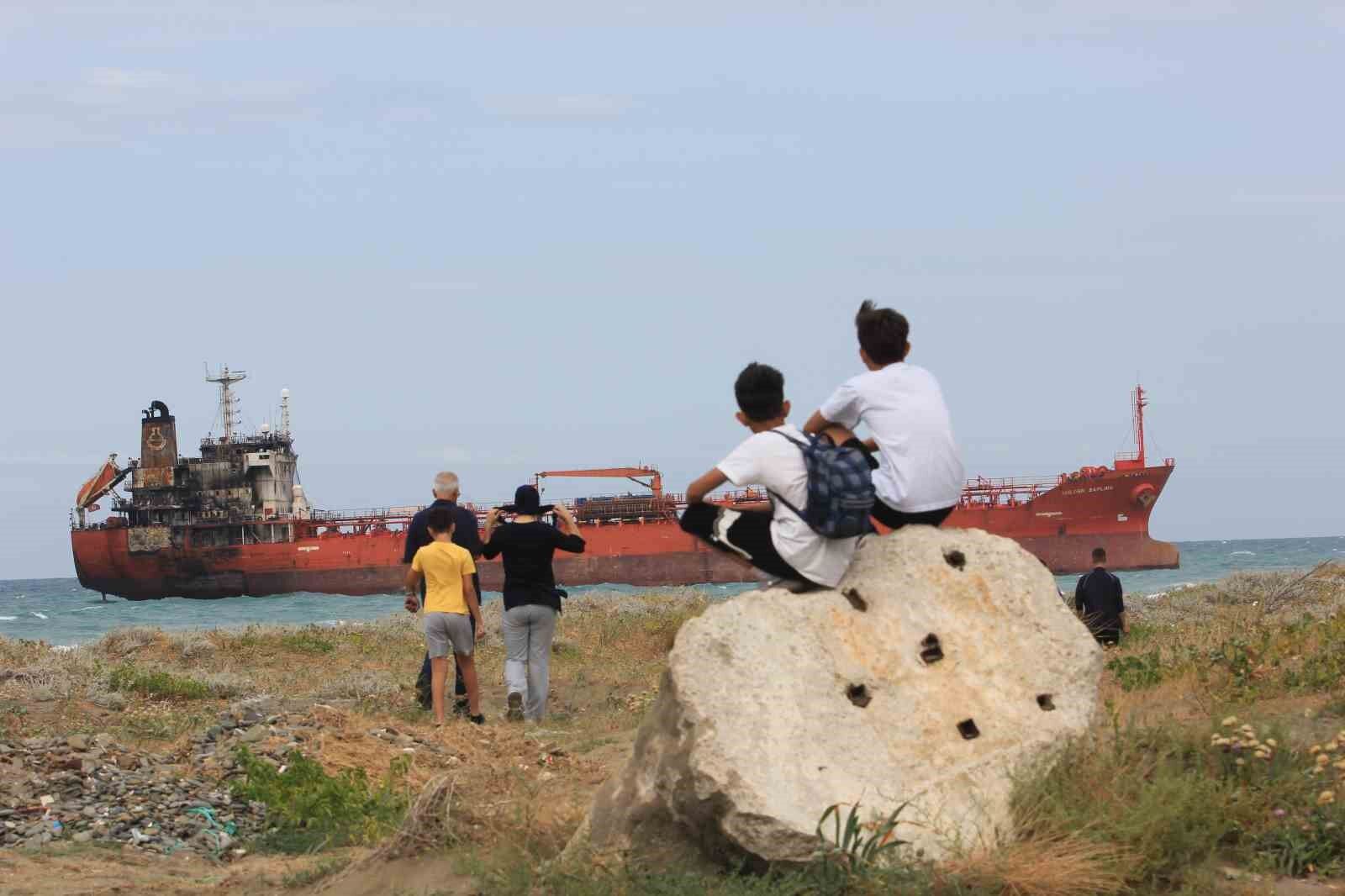 Alaçam'da karaya oturan gemi ilgi odağı oldu