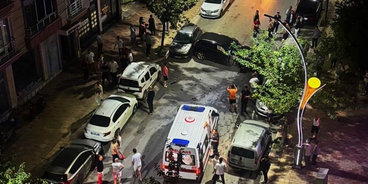 Bafra'da Kontrolden Çıkan Otomobil Park Halindeki 6 Araca Çarptı1